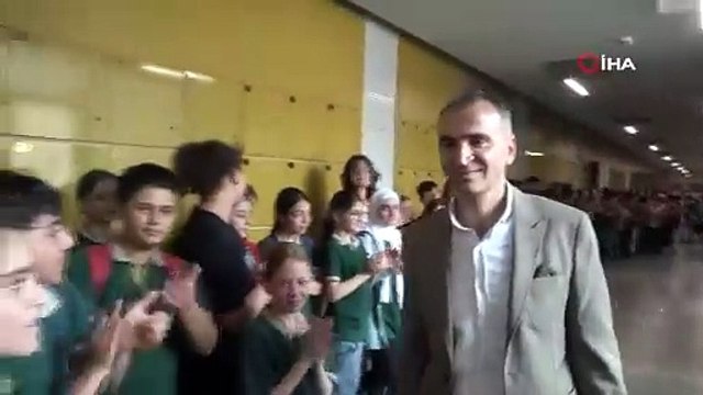 Kanseri yenen öğretmene öğrencilerden coşkulu karşılama