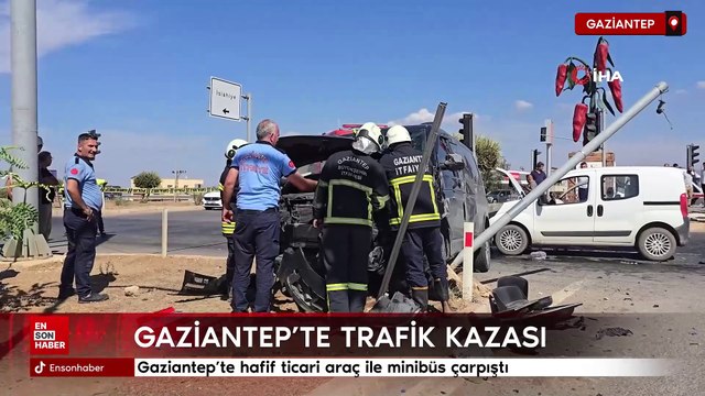 Gaziantep'te hafif ticari araç ile minibüs çarpıştı