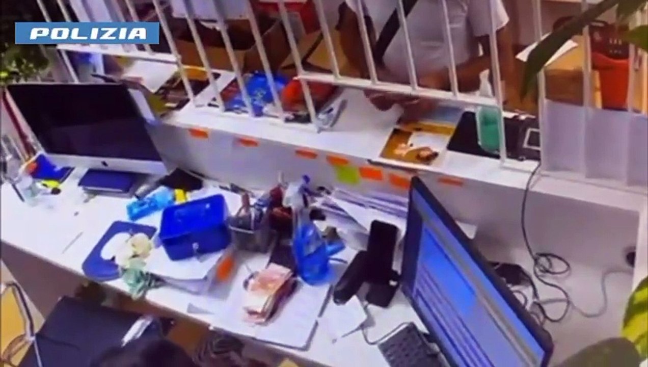 Como, furto con destrezza durante il cambio dei contanti