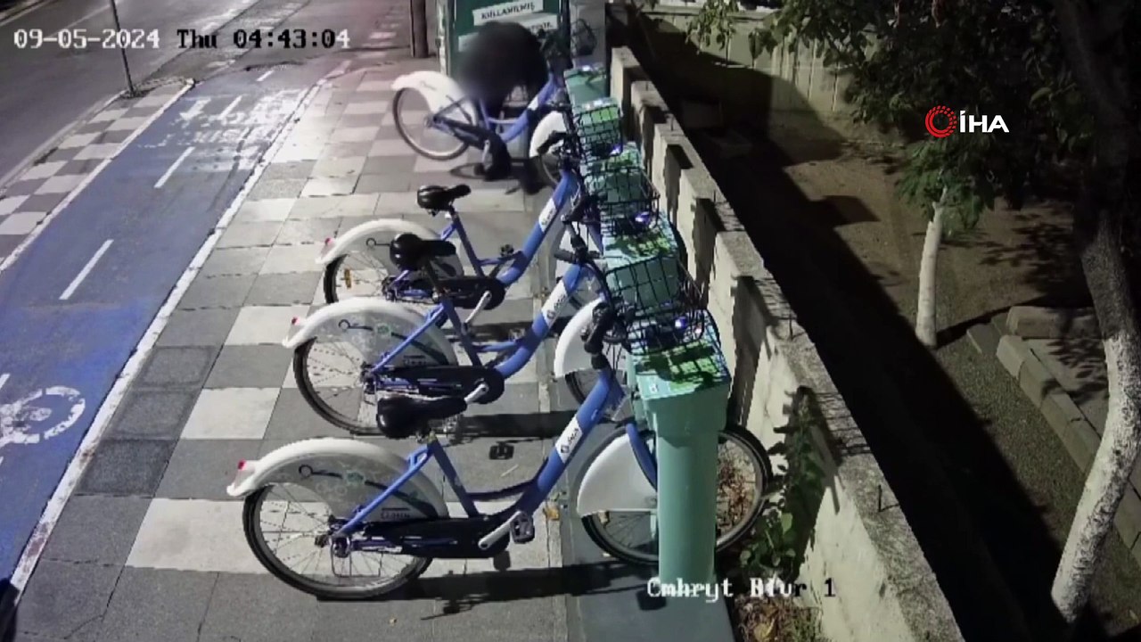 Akıllı Bisikletlerin Kilidini Kırıp Çalan Hırsızlar Kamerada