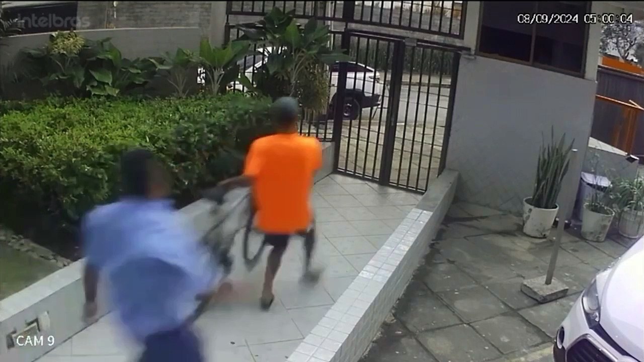 Porteiro-dá-_voadora_-em-ladrão-e-luta-com-bandido-durante-roubo-de-bicicleta-em-prédio_-VÍDEO-Perna