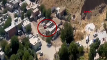 Narin’in cansız bedeninin taşındığı kırmızı araç, arama çalışmasına katılan helikopterden böyle görüntülenmiş