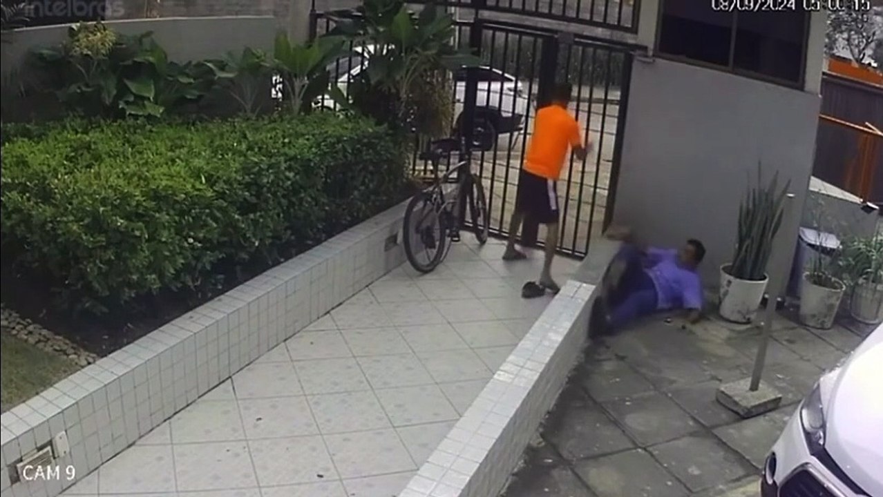 Porteiro surpreende assaltante com voadora