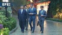 Xi Jinping y Pedro Sánchez pasean por los jardines del Palacio de Diaoyutai en Pekín