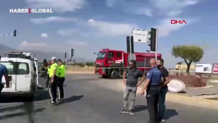 Minibüs ile hafif ticari aracın çarpıştığı kaza kamerada