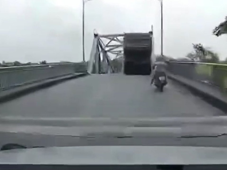 Brücke stürzt ein: Dashcam filmt mit