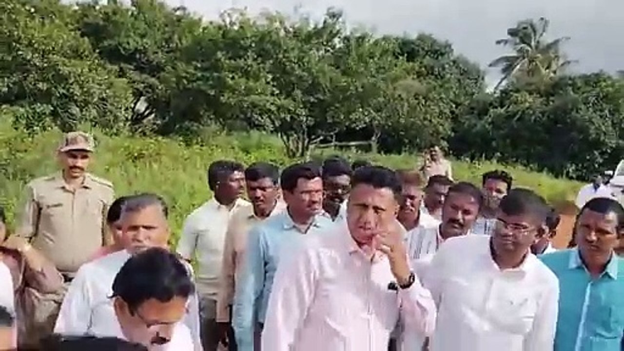 ಚಿಕ್ಕಬಳ್ಳಾಪುರ ಹೂವಿನ ಮಾರುಕಟ್ಟೆಗೆ ಮಂಜೂರಾಗಿರುವ ಸ್ಥಳದ ವೀಕ್ಷಿಸಿದ ಡಾ ಎಂ ಸಿ ಸುಧಾಕರ್