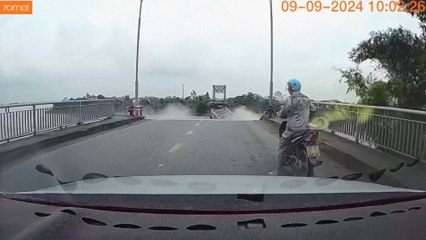 El momento en el que un puente de Vietnam colapsa por el tifón Yagi