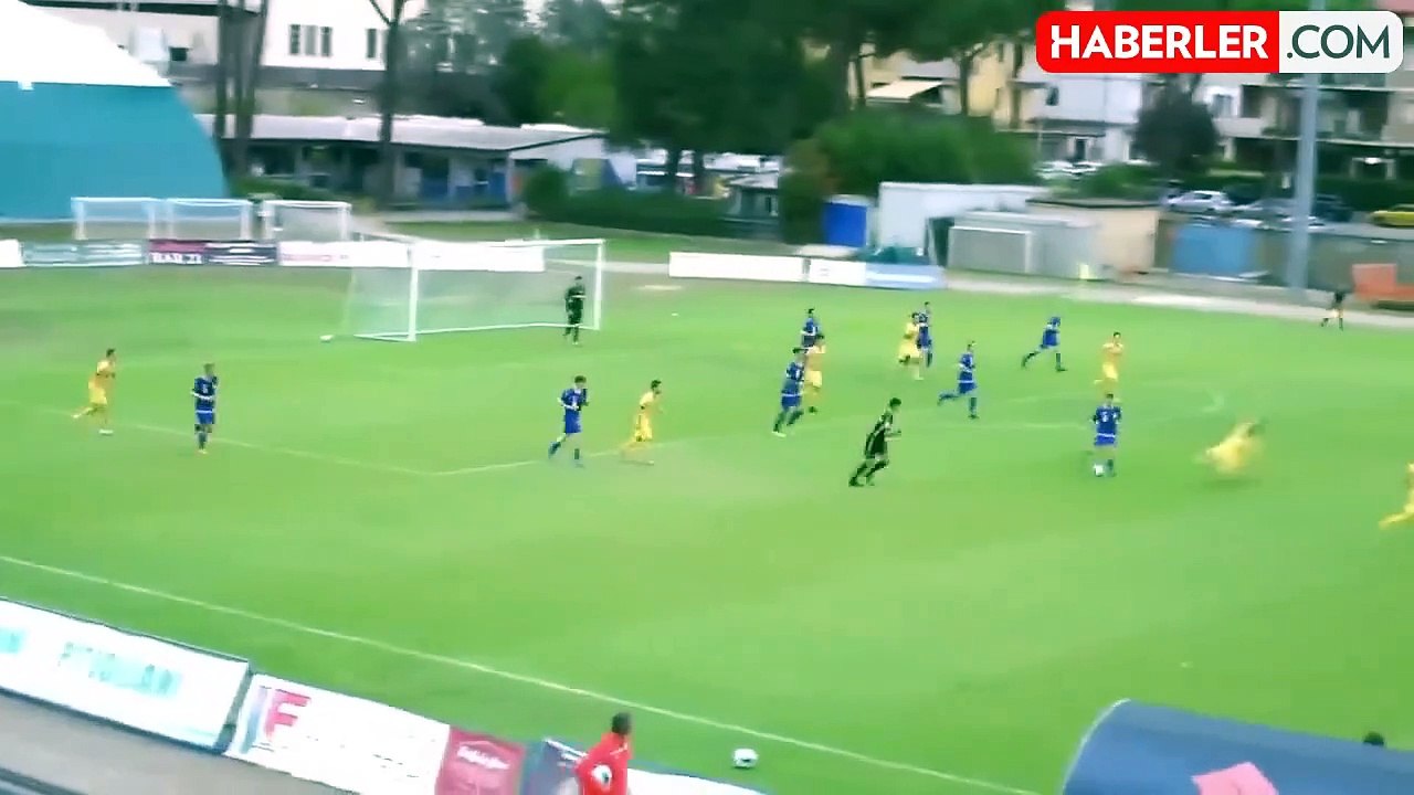 Futbol tarihinde eşi benzeri yok! Sahaya giren teknik direktör, bir savunma oyuncusu gibi rakip takımın golünü engelledi