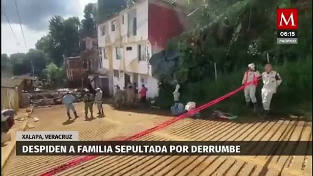Despiden a familia sepultada en su casa por derrumbe de un cerro en Xalapa