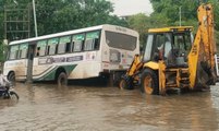गड्ढे में फंसी रोडवेज, घबराए यात्री जलभराव में उतरे
