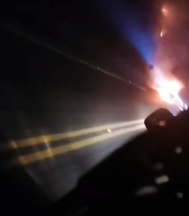 Un minibús arde en el camino de los Yungas hasta quedar reducido a chatarra y los pasajeros se salvan de milagro
