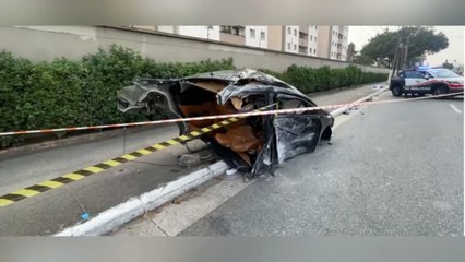 Carro se parte ao meio após motorista bater em poste em São Paulo