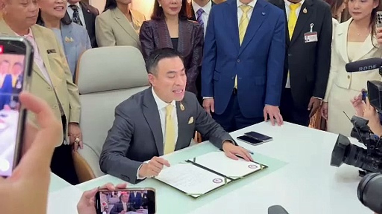ประมวลภาพ "เอกนัฏ พร้อมพันธุ์" รมว.อุตสาหกรรมป้ายแดงเข้ากระทรวงวันแรก