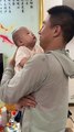 Cute baby - Sang ayah ditolak karena mencium bayinya. Bayi itu mengangkat tangannya dan berteriak memprotes.