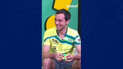 Hugo Calderano demonstra habilidade impressionante no cubo mágico