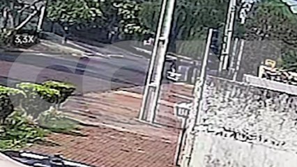 Câmeras registram suspeitos de assalto rondando residência de idosa espancada