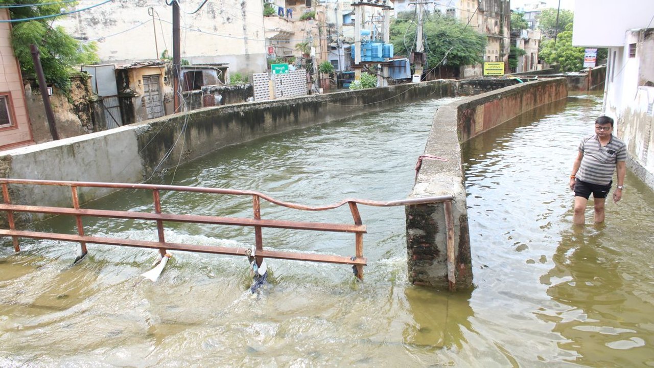 जलभराव के क्षेत्रों में नहीं राहत. . .पांच दिन बाद भी दुश्वारियां बरकरार