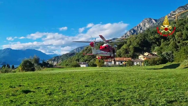 Due turisti e i loro tre cani bloccati dal fiume in piena: li salvano i vigili del fuoco
