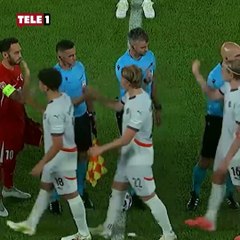 Milli maç boyu tribünlerde 'Mustafa Kemal'in askerleriyiz' tezahüratı