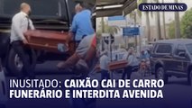 Inusitado: caixão cai de carro funerário e interdita avenida