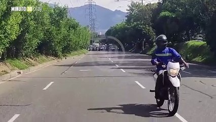 Motociclistas no le copiaron a encapuchados y lograron habilitar La Regional, a pesar de que les tiraron papas bombas