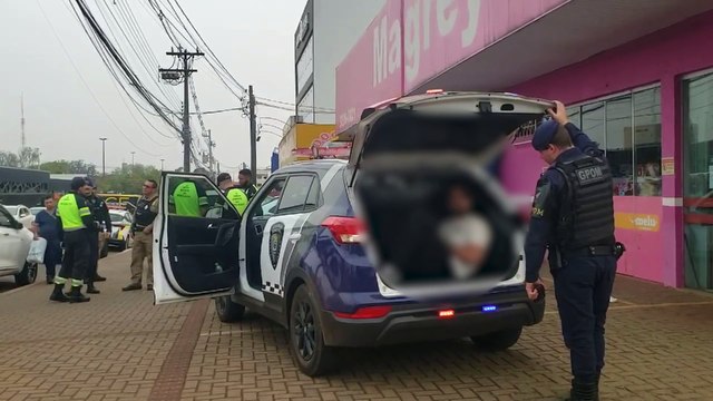 Homem é preso por embriaguez após acidente na Rua Presidente Juscelino Kubitscheck