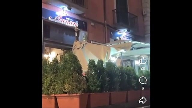 Napoli piazza del Gesù, crolla cornicione su un ristorante