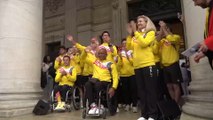 Les athlètes paralympiques célébrés par le public sur les marches de la Bourse à Bruxelles
