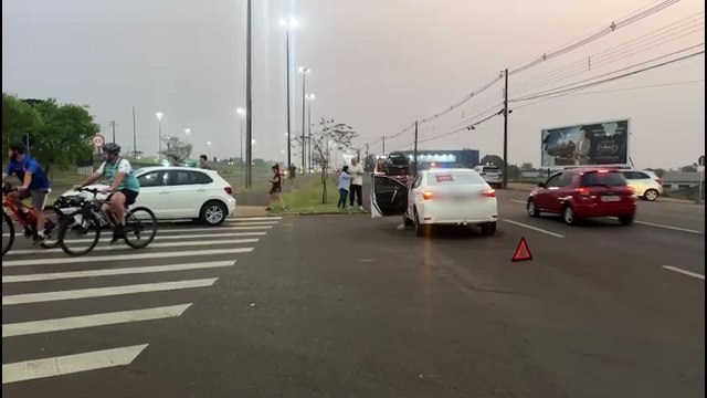 Polo e Corolla se envolvem em acidente na Avenida Tancredo Neves