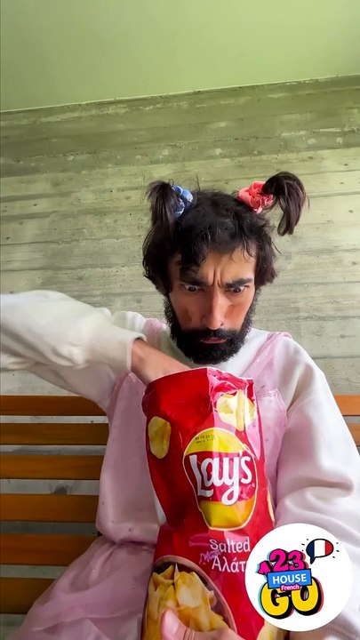 Un homme gentil dans un sachet de chips me nourrit de ses mains. 