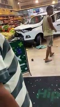 Veículo invade Hiperideal da Orlando Gomes; outro veículo é encontrado em chamas de frente ao local