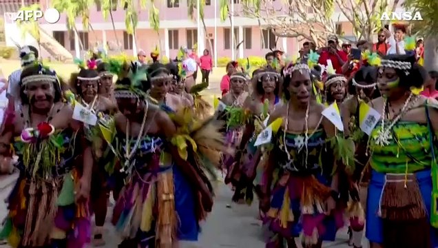 Papua Nuova Guinea, festosa accoglienza per il Papa in una scuola