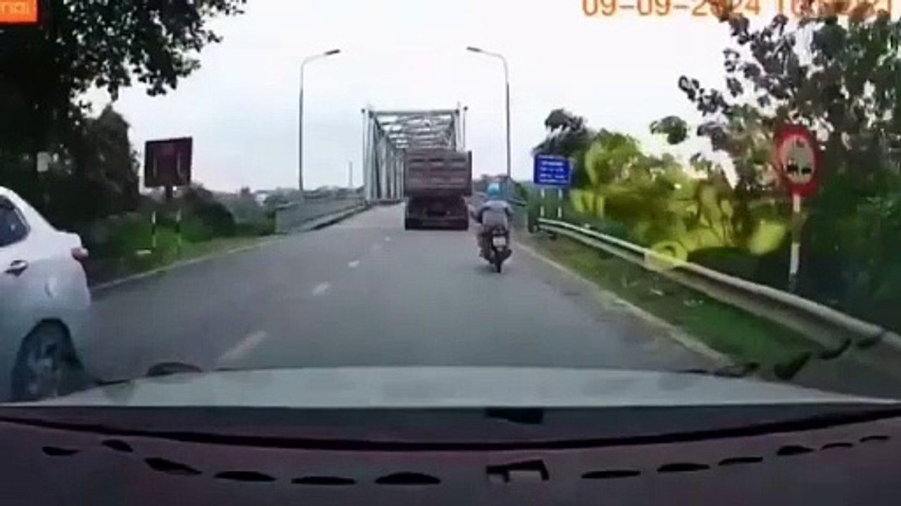 Tragedia en Vietnam: colapsa el puente Phong Chau dejando 13 desaparecidos