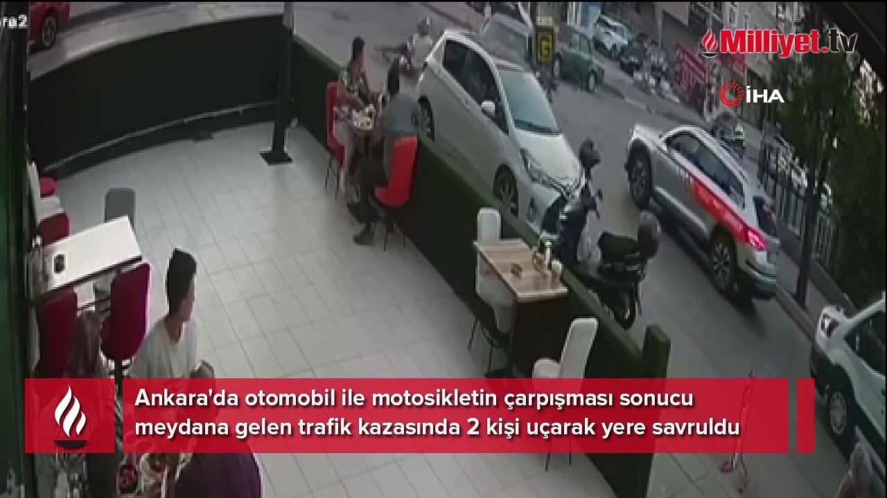 Başkentte motosiklet kazası kameraya yansıdı: 2 kişi uçarak yere savruldu