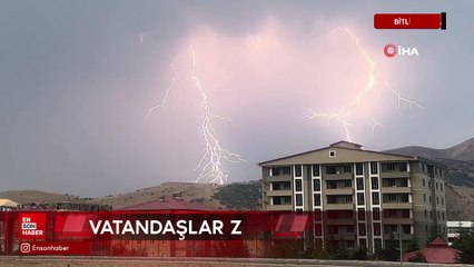 Bitlis'te gökyüzü şimşeklerle aydınlandı, sağanak sellere neden oldu