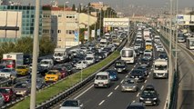 İstanbul'da sabah saatlerinde trafik yoğunluğu yaşanıyor