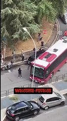 Tải video: Roma: auto in sosta selvaggia blocca l'autobus, i passeggeri provano a spostarla