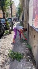 Salerno, via le erbacce e i rifiuti: ma puliscono alcuni volontari
