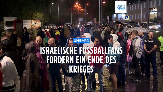 Isreaelische Fußballfans fordern ein Ende des Krieges im Gazastreifen