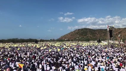Des parapluies à perte de vue pour la messe du pape François au Timor