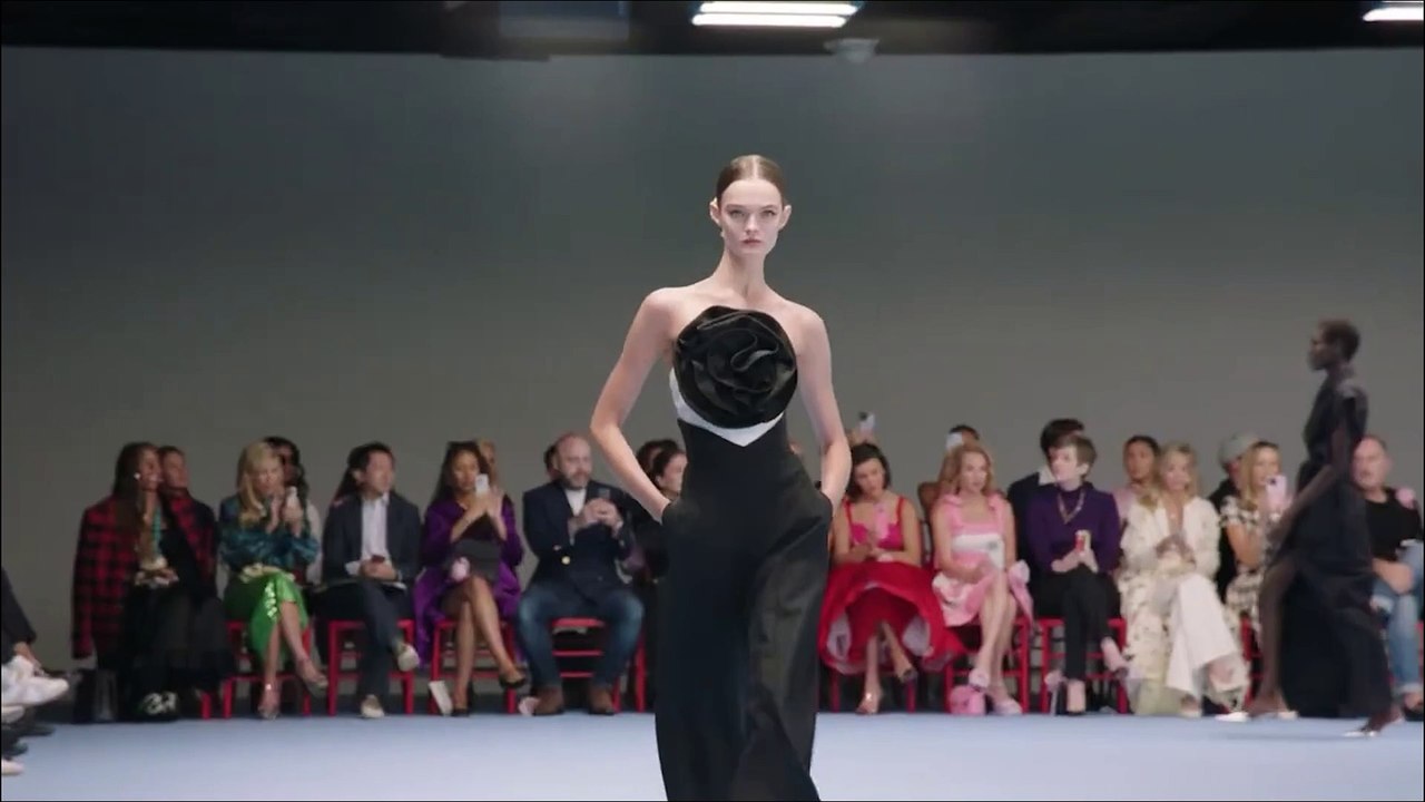 Carolina Herrera presenta una colección optimista para la primavera-verano de 2025
