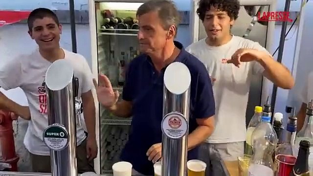 Festa Pd, Calenda spilla birre agli stand tra i militanti