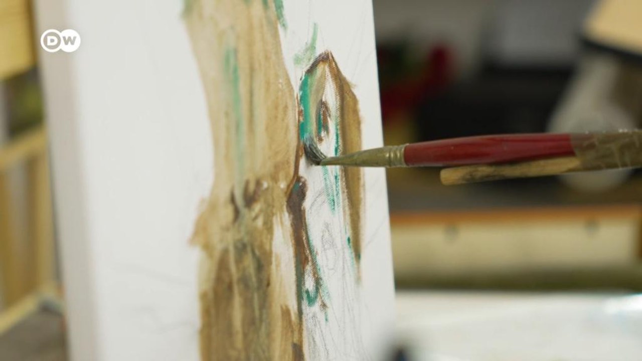 Ungarn: Dieser Künstler malt mit Mund und Füßen