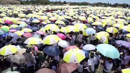 Miles de personas asisten la misa del papa en la explanada de Taci Tolu en Dili, Timor Oriental