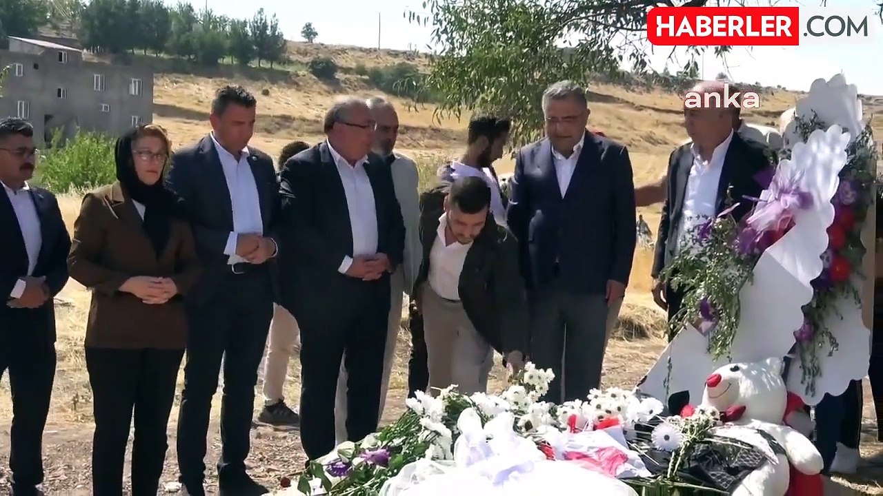 CHP Heyeti Narin Güran'ın Kabrini Ziyaret Etti