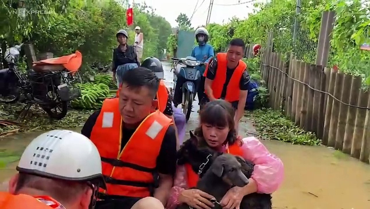 Người dân ven sông Hồng khóc nhìn tài sản bị nước lũ bủa vây