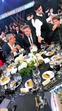 Indiana Cubero con su hermana Allegra y su mamá Nicole Neumann en los premios Martín Fierro 2024