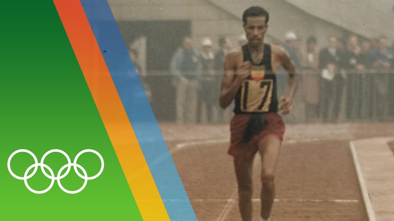 Abebe Bikila gana la maratón masculina descalzo en los JJ.OO. 1960 Roma