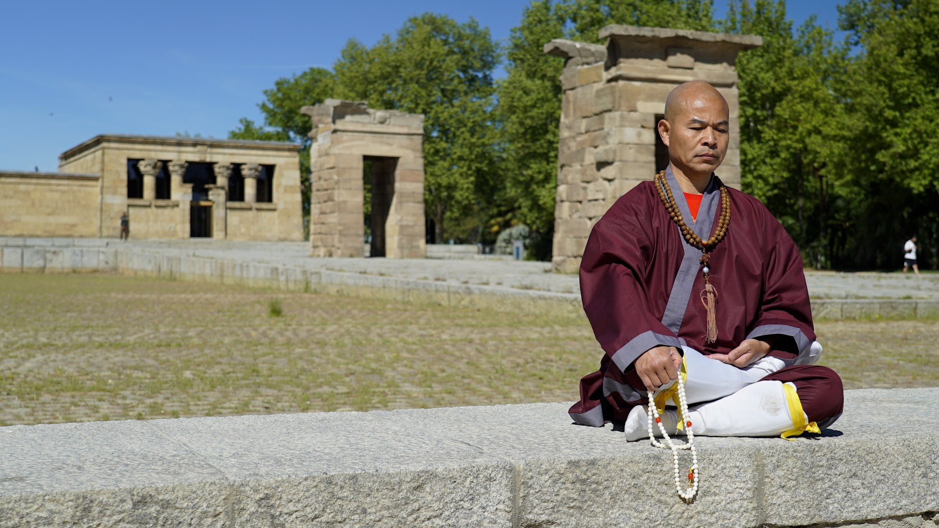 El Gran Maestro Shi De Yang es un reconocido monje de la 31� generaci�n del Templo Shaolin, considerado uno de los m�s grandes exponentes contempor�neos de su cultura tradicional. Tras ser disc�pulo durante 30 a�os de Shi Suxi, uno de los monjes m�s influyentes del templo, Shi De Yang es de los pocos que ha profundizado en los tres pilares esenciales del shaolin: Chan (religi�n), Wu (artes marciales) y Yi (medicina tradicional). Desde principios de los a�os 90, fue jefe de entrenadores de los monjes guerreros de shaolin, destacando tanto en su labor educativa como en la transmisi�n de sus ense�anzas, y en la actualidad es vicepresidente de la Asociaci�n de Estudios de Shaolin Kung Fu en China. Su principal misi�n es promover en el resto del mundo el kung fu tradicional, lo que le ha llevado a recorrer pa�ses como Italia, Suiza, Argentina, M�xico, Estados Unidos o Canad�, consolid�ndose como un embajador mundial de esta cultura.

Con motivo de un seminario impartido en Espa�a a trav�s de la escuela Shaolin Cultural Center, ZEN le entrevista tras pasear junto a �l por los jardines del madrile�o Templo de Debod, que comparte con el Templo Shaolin un paralelismo: ambos son guardianes de tradiciones ancestrales y representan el esp�ritu de sus respectivas civilizaciones. El Templo de Shaolin, erigido hace m�s de 1.500 a�os, es conocido como la cuna del budismo Chan y de las artes marciales. El Templo de Debod, con m�s de 2,200 a�os de historia, fue un centro de culto en el antiguo Egipto, dedicado a los dioses Am�n e Isis, que conectaba a los seres humanos con lo divino. 